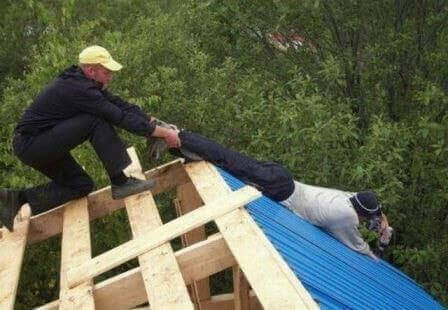 suspendu-pieds-toit